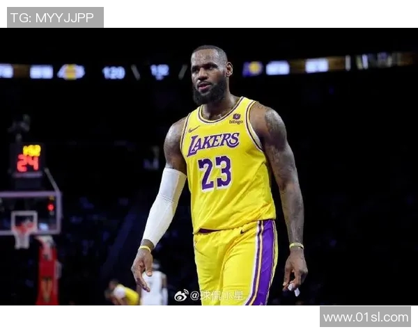 詹姆斯联手儿子参加球场比赛，教出新一代球星